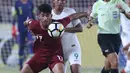 Pemain depan Indonesia U-19, M Rafli Mursalim (ketiga kiri) berebut bola dengan pemain Qatar U-19, M Waad Albayati pada penyisihan Grup A Piala AFC U-19 2018 di Stadion GBK, Jakarta, Minggu (21/10). Indonesia kalah 5-6. (Liputan6.com/Helmi Fithriansyah)