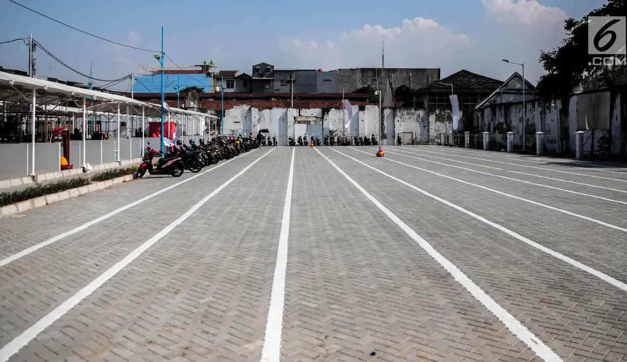 Suasana lahan parkir di lokasi binaan Taman Kota Intan di Jalan Cengkeh, Jakarta, Jumat (6/10). Lokasi Binaan PKL ini juga terintegrasi dengan lahan parkir yang dapat menampung 150  mobil dan 400 motor. (Liputan6.com/Faizal Fanani)