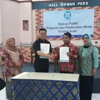 Ketua Dewan Pers Yosep Adi Prasetyo menandatangani nota kesepahaman (MoU) dengan Ketua KPAI DR. Soesanto, MA di Gedung Dewan Pers, Kebon Sirih, Jakarta Pusat, Kamis (12/4/2018). (Edy Suherli/Bintang.com)