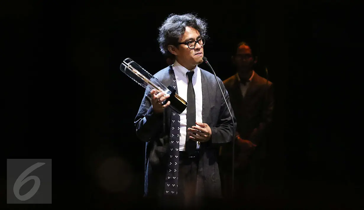 Riri Riza meraih Piala Citra untuk Sutradara Terbaik dalam Festival Film Indonesia (FFI) 2016 di Taman Ismail Marzuki, Jakarta, Minggu (6/11). Penghargaan diterima Riri Riza lewat film garapannya, Athirah. (Liputan6.com/Gempur M Surya)