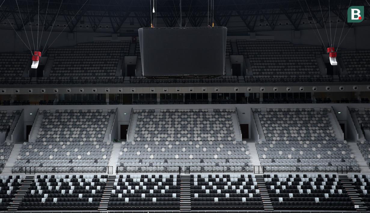 Layar raksasa dan deretan bangku tribun yang dilihat dari Royal Box Indonesia Arena, Senayan, Jakarta, Selasa (25/07/2023). Indonesia Arena akan menjadi salah satu venue perhelatan akbar Piala Dunia Basket 2023 yang akan berlangsung 25 Agustus 2023 mendatang. (Bola.com/Bagaskara Lazuardi)