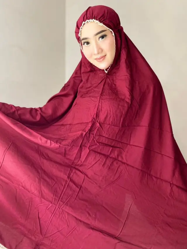 6 Potret Yeni Inka saat Tampil Berhijab, Curi Perhatian