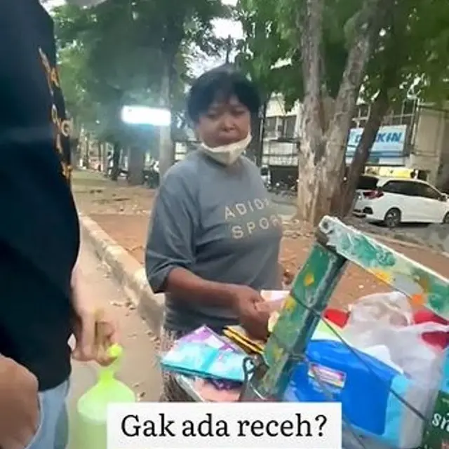 Aksi Menyentuh Pria Berbagi pada Pedagang Minuman Keliling