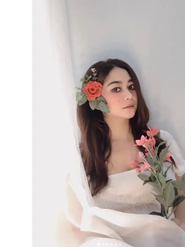 6 Potret Tyana, Wanita yang Viral Disebut Mirip Mendiang Suzanna