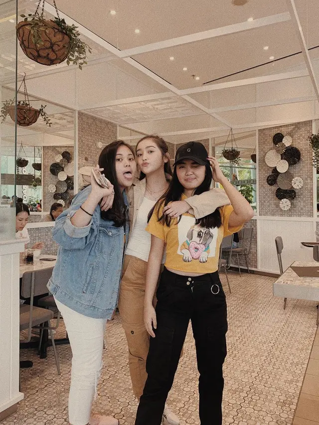7 Momen Manis Ranty Maria dan Kedua Adiknya Ini Kompak Banget