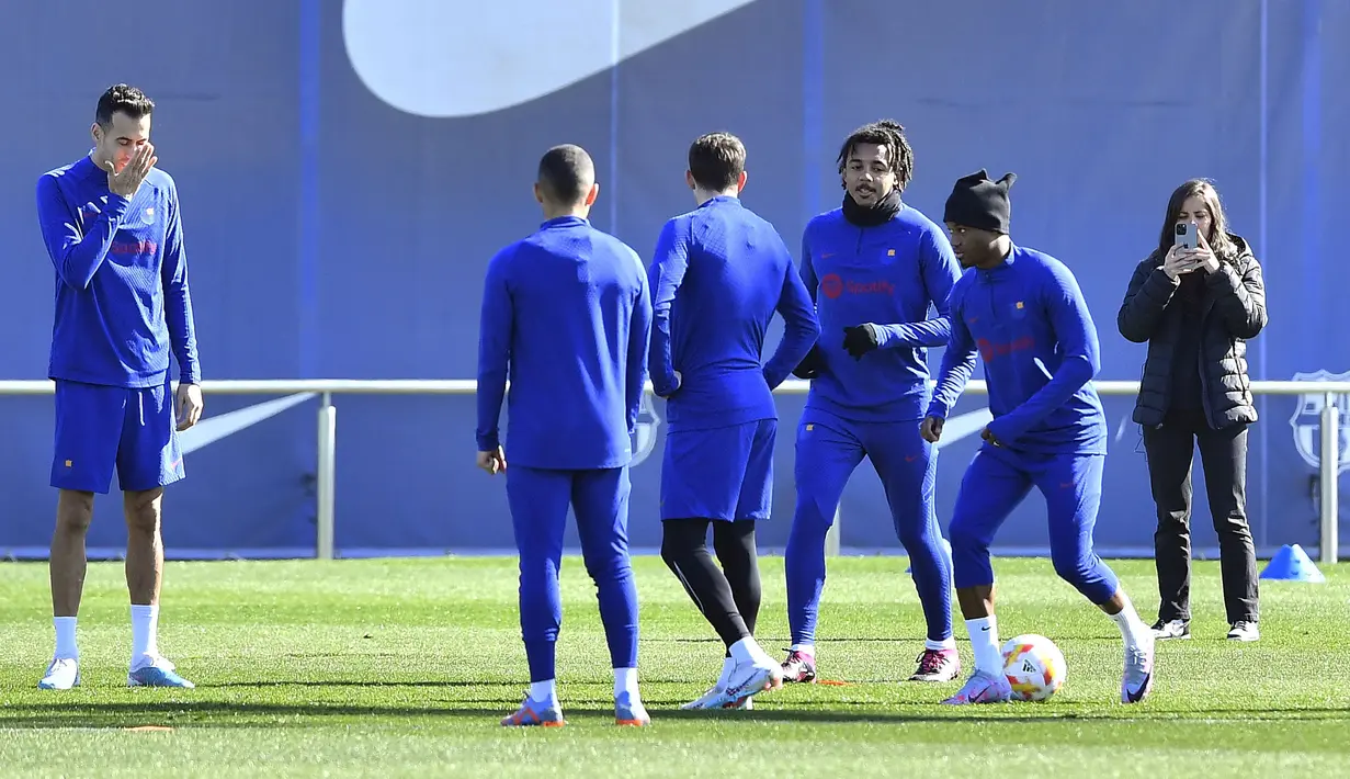 Pemain Barcelona Sergio Busquets (Kiri), Jules Kounde (kedua kanan) dan Ansu Fati menghadiri sesi latihan pada malam semifinal Copa del Rey melawan Real Madrid, di tempat latihan Joan Gamper di Sant Joan Despi, Rabu (1/3/2023). Real Madrid dan Barcelona menyongsong laga ini dengan membawa hasil mengecewakan dari pertandingan sebelumnya. (Pau BARRENA / AFP)