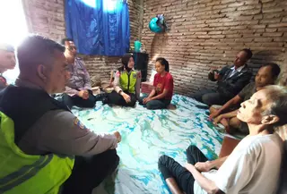 Sumberikah bersama anak anaknya menyambut kedatangan polisi. (Liputan6.com/Arief pramono)