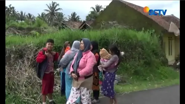 Ibu dan anak-anak seketika berhamburan keluar rumah saat angin ribut menerjang kawasan mereka di Tasikmalaya, Jawa Barat.