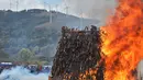 Api menyala besar saat ratusan senjta ilegal dibakar di di Kajiado County, Kenya (15/11). Karena maraknya penggunaan senjata api, tingkat perburuan satwa liar meningkat tajam di Kenya. (AFP/Tony Karumba)