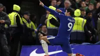 Penyerang Chelsea, Alvaro Morata melakukan selebrasi usai mencetak gol ke gawang Manchester United pada lanjutan Liga Inggris di Stamford Bridge di London (5/11). Chelsea Menang tipis atas MU 1-0. (AFP Photo/Adrian Dennis)