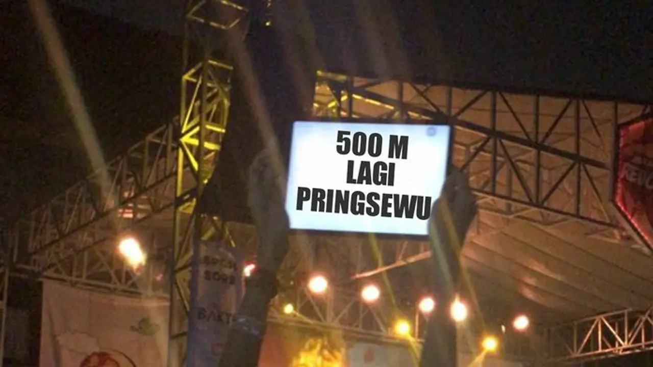 5 Tulisan Kocak yang Muncul saat Konser Ini Bikin Tepuk Jidat