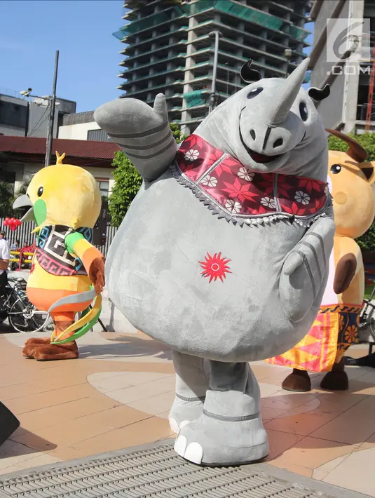 Maskot Asian Games 2018 Bhin-Bhin (kiri), Atung (kanan) dan Kaka (depan tengah) menyapa masyarakat saat hari bebas kendaraan bermotor di kawasan Bundaran HI, Jakarta, Minggu (1/4). (Liputan6.com/Arya Manggala)