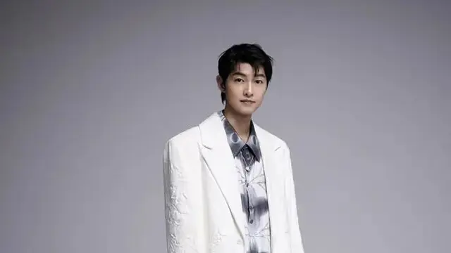 Senyum Song Joong Ki Berbalut Louis Vuitton Saat Promosi Film Hopeless di Festival Film Cannes 2023