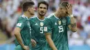 Mario Gomez, Mats Hummels dan Niklas Suele bersedih saat timnya kalah dari Korea Selatan pada laga grup F Piala Dunia 2018 di Kazan Arena, Kazan, Rusia, (27/6/2018). Jerman kalah 0-2. (AP/Michael Probst)