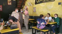 Satpol PP Kota Depok saat memberikan teguran terhadap warung makan yang ditemukan melebihi kapasitas pengunjung makan di tempat. (Liputan6.com/Dicky Agung Prihanto)