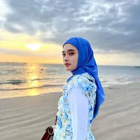 Untuk makeup, seperti biasanya ia tampil flawless dengan lipstik nudenya. Cocok di wajah putihnya. [@mommy_starla]