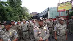 Sebanyak 700 personel gabungan dari Sabhara Polda, Brimob, Polres jajaran, Satpol-PP, dan TNI dikerahkan untuk berjaga depan tempat ibadah jemaah Ahmadiyah di Jalan Raya Muchtar Sawangan, Depok, Jawa Barat, Jumat (24/2). (Liputan6.com/Immanuel Antonius)
