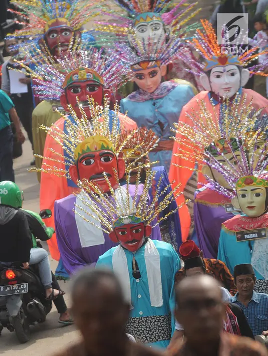 Ondel-ondel memeriahkan karnaval ulang tahun Kota Tangerang Selatan ke-10 di Ciputat, Tangerang Selatan, Minggu (11/11). Karnaval tersebut diikuti lebih dari seratus ondel - ondel se-kecamatan di Kota Tangerang Selatan. (Merdeka.com/Arie Basuki)