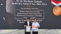 Bisa tempuh pendidikan kedoktoran selama 18 bulan 12 hari, salah satu dokter saraf di Indonesia, mendapat rekor dari Museum Rekor Indonesia (MURI) atas capaiannya sebagai dokter yang lulus tercepat dalam program studi Doktor Ilmu Kedokteran di University of Helsinki, Firlandia.