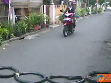Citizen6, Yogyakarta: Pengendara sepeda motor melewati &quot;polisi tidur&quot; yang terbuat dari ban bekas yang disambung dengan tali, di jalan Cokrodipuran, Yogyakarta. (Pengirim: Heru Prasetyo)