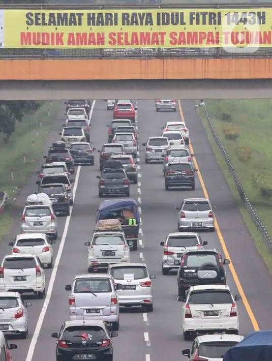 <p>Sejumlah kendaraan melintas di jalan tol Cikopo - Palimanan KM 73, Purwakarta, Jawa Barat, Sabtu (30/4/2022).  H-2 arus mudik Lebaran Idul Fitri 1443 H, ruas jalan Tol Trans Jawa kembali menerapakan skema contraflow. (Liputan6.com/Herman Zakharia)</p>
