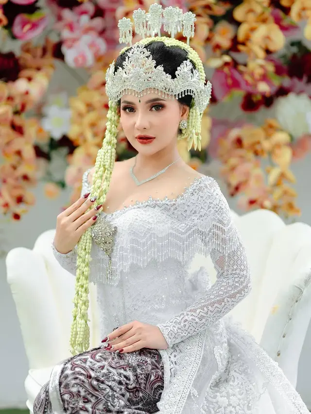 Lala Widy Gaun Pengantin Adat Sunda
