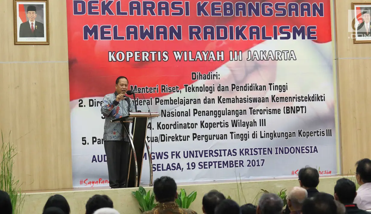 Menteri Ristek Dikti, Muhammad Nasir memberikan pidato saat deklarasi kebangsaan melawan radikalisme di UKI, Jakarta, Selasa (19/9). Deklarasi tersebut dilakukan untuk melawan radikalisme yang akan mengahncurkan keutuhan NKRI. (Liputan6.com/Angga Yuniar)