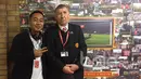 Untuk kenang-kenangan tidak lupa mengajak seorang petugas di Stadion Old Trafford untuk foto bareng. (Bola.com/Joko Setyo Pramuji)
