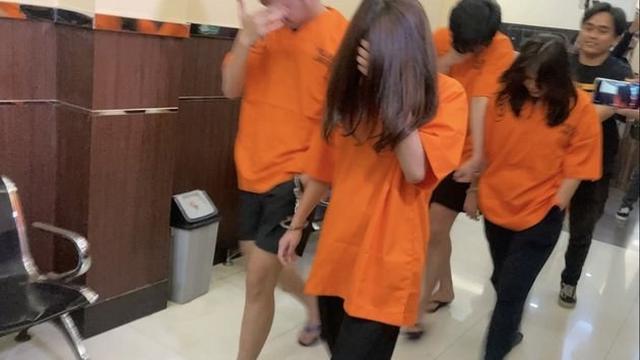 7 Potret Chandrika Chika Pakai Baju Tahanan, Ganja Cair Jadi Barang Bukti