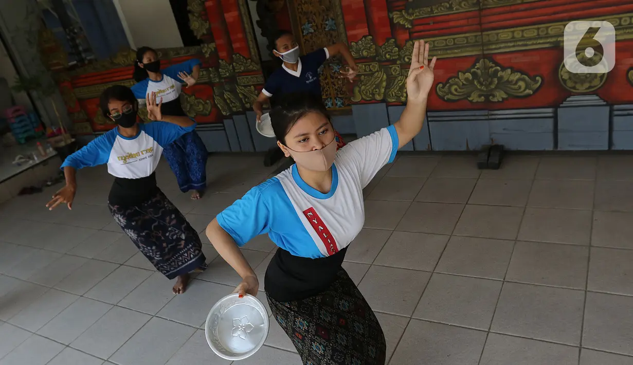 Warga berlatih tari di Kampung Bali, Bekasi, Jawa Barat, Rabu (9/9/2020). Warga Kampung Bali terdiri dari 60 kepala keluarga yang 20 di antaranya merupakan warga asal Bali. (Liputan6.com/Herman Zakharia)