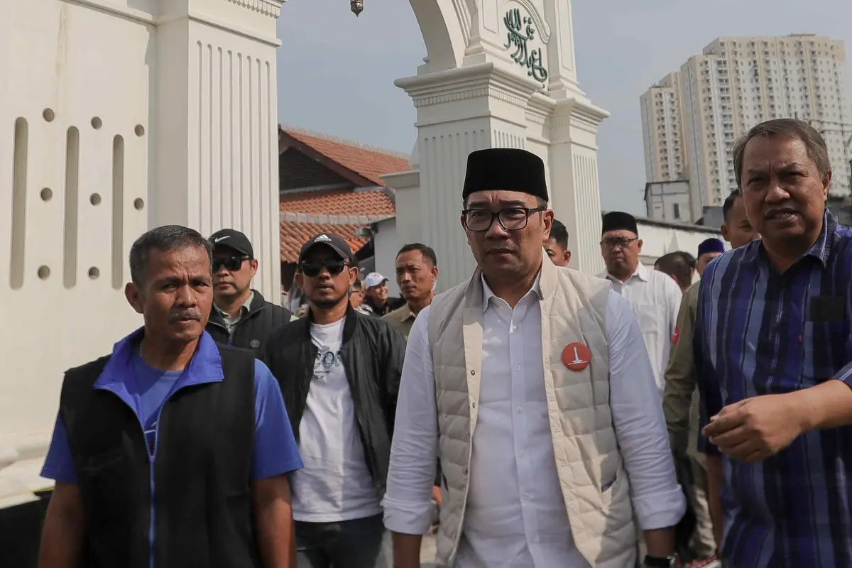 Sambangi Kampung Luar Batang, Cagub Ridwan Kamil Cek Tanggul Laut Jakarta