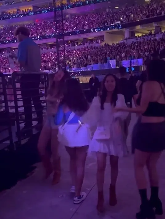 Nia terlihat mengenakan boots warna coklat, sedangkan sang putri mengenakan sneakersnya.[Instagram/@adindabakrie]