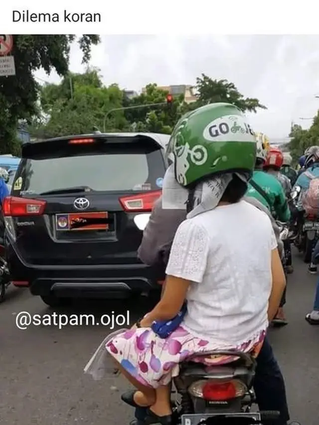 Potret Perjuangan Ojol Mengakali Helm Basah