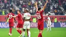 Bek Liverpool, Trent Alexander-Arnold, merayakan kemenangan atas Flamengo pada laga Piala Dunia Antarklub 2019 di Stadion Internasional Khalifa, Doha, Minggu (21/12). Liverpool menang 1-0 atas Flamengo. (AFP/Giuseppe Cacace)
