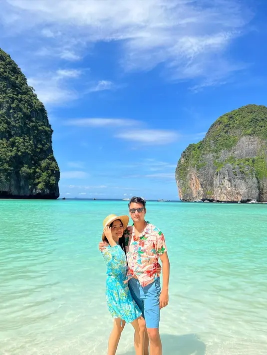 "Perjalanan ulang tahun Kai di pulau Phi phi. Teluk Maya yang indah #thailand #phiphi #mayabay," tulis titi_kamall sebagai caption video singkatnya yang diunggah 5 Desember. [Foto; Instagram/titi_kamall]