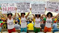Aksi supporter Timnas Inggris pada perhelatan Piala Dunia 2014, di Stadion Maracana, Rio de Janeiro (4/7/2014). Fans The Three Lions akan membanjiri Prancis untuk mendukung Wayne Rooney dkk.  (EPA/Marcus Brandt)