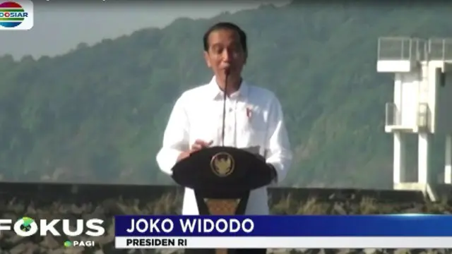 Di hadapan para nelayan, Presiden Joko Widodo meresmikan keramba jaring apung lepas pantai di pelabuhan pendaratan ikan-cikidang.