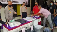 Polisi meringkus pencetak dolar palsu di Tangerang. (Liputan6.com/Pramita Trisitiawati)