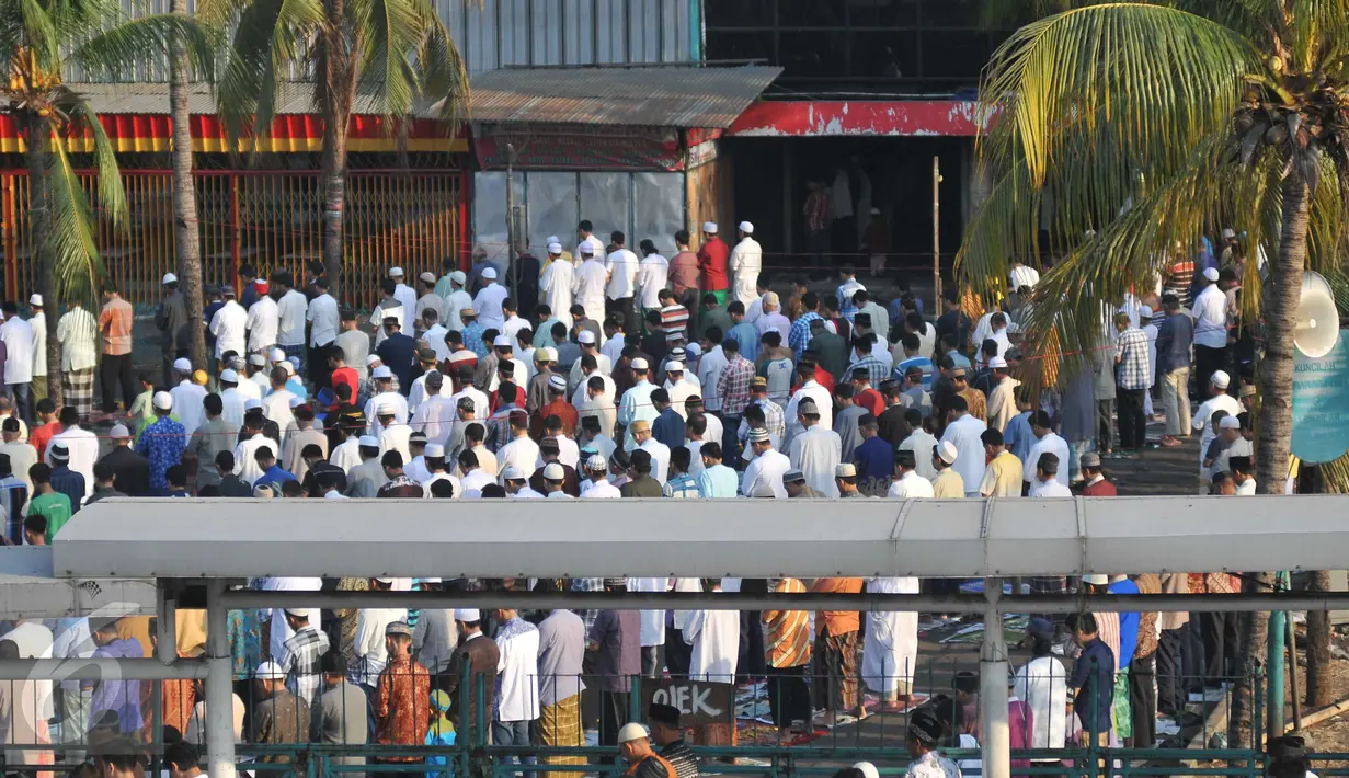 Ribuan umat muslim melaksanakan Shalat Idul Adha 1436 H di Kawasan Senen, Jakarta, Kamis (24/9/2015). Banyaknya jamaah yang datang membuat mereka melaksanakan Shalat Ied di jalan.(Liputan6.com Gempur M Surya)