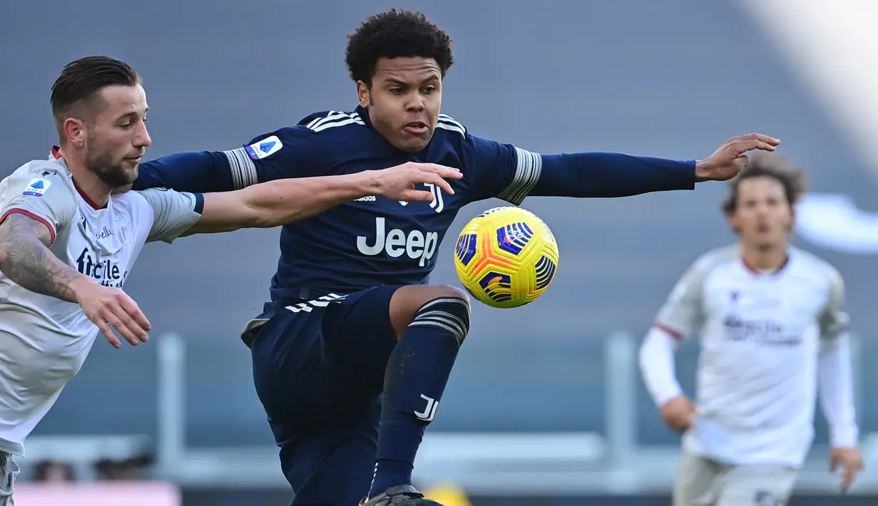 Pemain Juventus, Weston McKennie (tengah) berusaha melewati pemain Bologna dalam laga lanjutan Liga Italia di Stadion Allianz, Turin, Minggu (24/1/2021). (Foto: AFP/Miguel Medina)