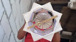 Warga memeriksa lampion dari bambu atau biasa disebut 'teng-tengan' di Kampung Perbalan, Kelurahan Purwosari, Semarang, Minggu (12/5/2019). Selain sebagai penerangan, mainan khas Semarangan  ini juga bisa sebagai hiasan dan dijual dengan harga Rp 20 ribu per buah. (Liputan6.com/Gholib)