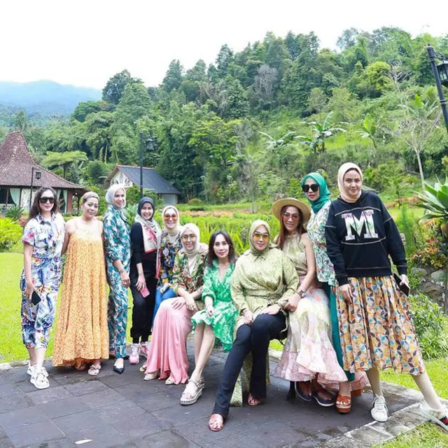 Makin Langsing, Ini 7 Gaya Ussy Sulistiawaty Arisan Bareng Sahabat