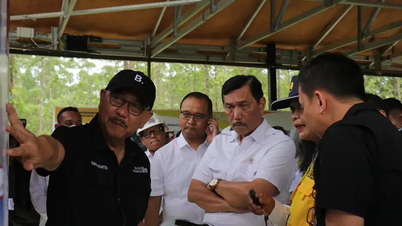 Menteri Koordinator Bidang Kemaritiman dan Investasi (Menko Marves) Luhut Binsar Pandjaitan memimpin peninjauan progres pembangunan Ibu Kota Nusantara (IKN) pada Rabu (17 Mei 2023).
