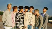 Berbeda dengan Chanwoo, Jinhwan mengatakan jika para penggemar cukup membawa badan saat iKON menggelar konser. Sedangkan Donghyuk mengatakan jika ikonics cukup memakai sepatu yang nyaman dan konbat. (Foto: soompi.com)