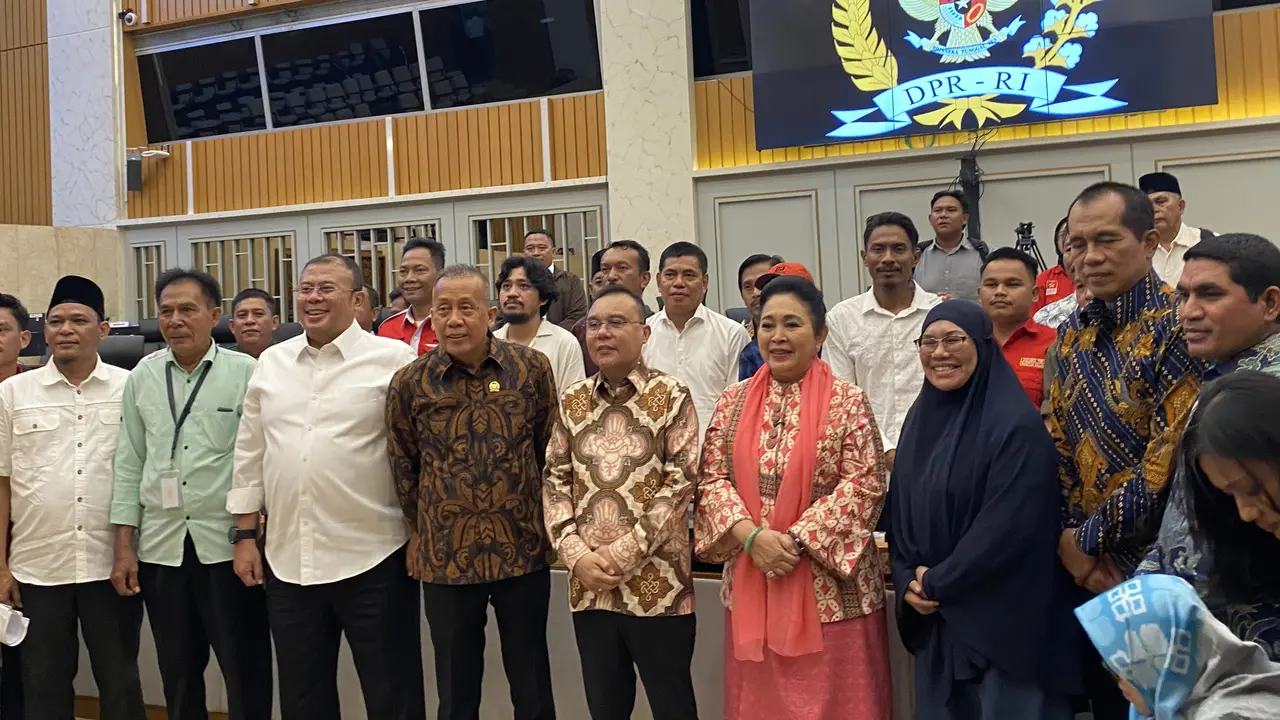 Pimpinan DPR menerima audiensi Koalisi Nasional Reforma Agraria di Ruang Rapat Komisi IV DPR, Kompleks Parlemen, Senayan, Jakarta.
