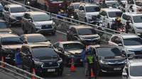 Petugas Jasa Marga melakukan pelayanan transaksi  kartu masuk tol dalam kota kepada pengendara roda empat di Jakarta, Selasa (9/5/2023). (merdeka.com/Imam Buhori)
