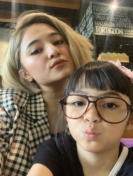 Rambut pendek blonde juga pernah menjadi hair stylenya. @marshanda99