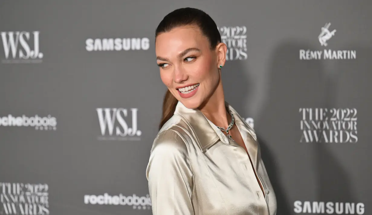 Karlie Kloss menghadiri WSJ. Magazine 2022 Innovator Awards di Museum of Modern Art, New York City, Amerika Serikat, 2 November 2022. Supermodel cantik berumur 30 itu menebar senyum saat tiba di acara bertabur bintang tersebut. (ANGELA WEISS/AFP)