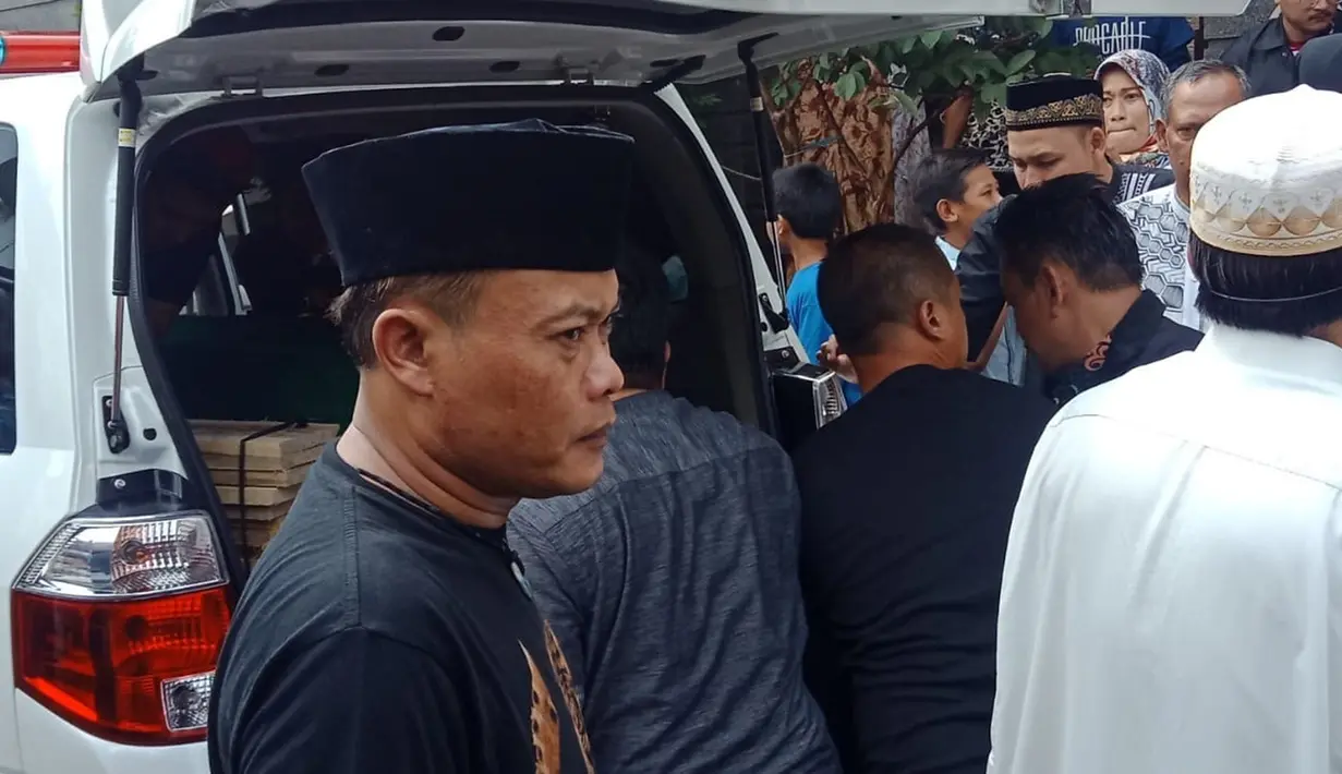 Ekspresi Komedian Entis Sutisna atau Sule saat jenazah sang mantan istri, Lina dimasukkan ke dalam ambulans menuju pemakaman dari rumah duka di Jalan Neptunus Timur, Bandung, Sabtu (4/1/2020). Lina, mantan istri Sule, meninggal dunia saat dibawa ke rumah sakit. (Liputan6.com/Huyugo Simbolon)