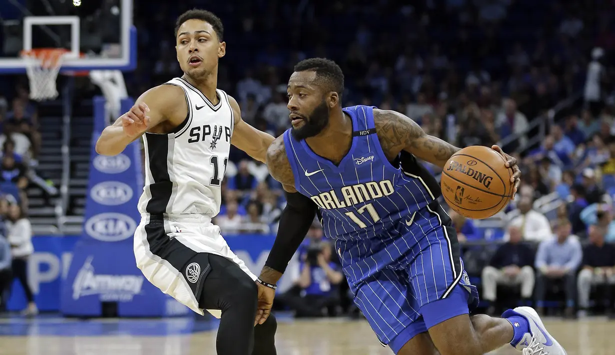 Pebasket San Antonio Spurs, Bryn Forbes, berusaha menghalau pebasket Orlando Magic, Jonathon Simmons, pada laga NBA di Amway Center, Sabtu (28/10/2017). San Antonio Spurs takluk 87-114 dari Orlando Magic. (AP/John Raoux)